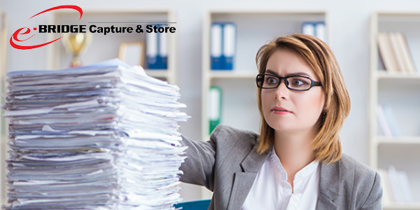 Vrouw met stapel papier en logo e BRIDGE Capture Store